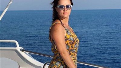 نور اللبنانية تتألق بإطلالة صيفية من أمام البحر