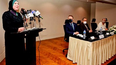 وزراء الصناعة والبيئة والطيران يشهدون توقيع بروتوكول تعاون لتشغيل نظام خلايا شمسية صغيرة بمطار القاهرة الدولي