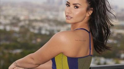 «زي الرجالة».. ديمي لوفاتو تثير الجدل بقصة شعر غريبة