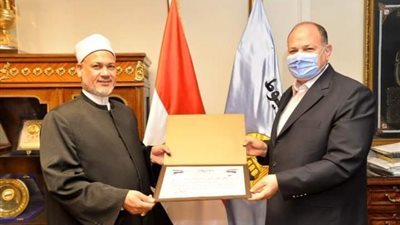 بالصورة .. محافظ أسيوط يكرم وكيل وزارة الأوقاف لجهوده وتفانيه في العمل