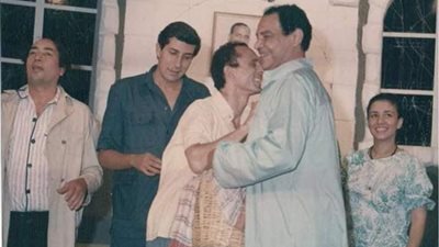 بعد اعتزالها.. عبلة كامل ومحمد صبحي في كوليس مسرحية ”وجهة نظر”