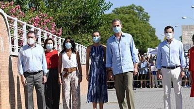 الملكة ليتزيا تبهر شعبها بفستان أنيق خلال تجولها في إشبيلية