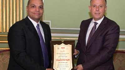 مركز زايد الطبي للتأهيل بالقوات الجوية يكرم رئيس جامعة عين شمس