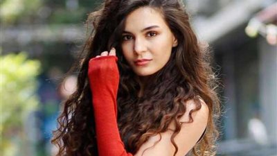 من هي شقيقة إيبرو شاهين بطلة مسلسل «زهرة الثالوث»؟