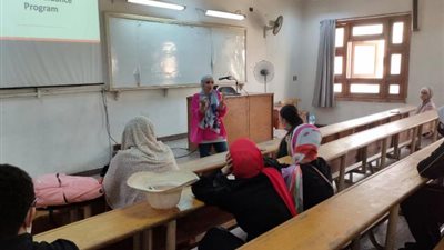 بالصور .. إقبال طلابي على المحاضرة التعريفية لمركز التوظيف بجامعة عين شمس