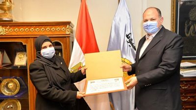 بالصورة .. محافظ أسيوط يكرم وكيل وزارة الزراعة بالمحافظة لجهودها المميزة