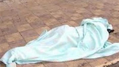 جريمة بشعة.. يقتل والدته ويتجول برأسها في الشارع