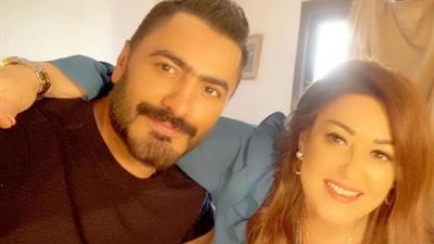 نهال عنبر تنشر صورة بصحبة تامر حسني وتعلق: ابني الثاني