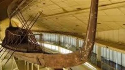 إنهاء استعدادات نقل مركب الملك خوفو ”مركب الشمس” من الأهرامات للمتحف الكبير