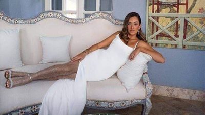 مثيرة وجريئة.. أمينة خليل تلفت الانظار بفستان أبيض في أحدث ظهور