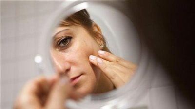 ما هي أسباب ظهور حبوب البشرة؟.. استشاري جلدية يكشف