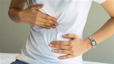 ما هي تأثيرات الشعور بآلام أعلى المعدة؟.. استشاري يحذر