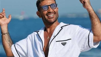 ملابس مثيرة وخلخال وحلق.. إطلالات  أحمد سعد المثيرة للجدل في حفلاته