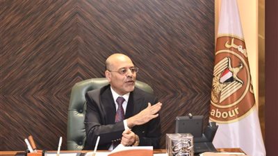 عاجل.. العمل تصرف 200 ألف جنيه لـ 3 عمال ضحايا حادث الأقصر