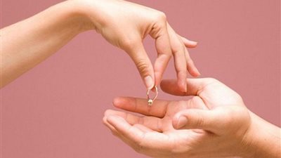 ”الكل طمعان فى جسمى” سماح تطلب خلع زوجها: ” مش حاسة بالأمان معاه”