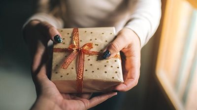 خبيرة إتيكيت توضح طرق التعامل مع هدايا الحبيب السابق «الإكس »