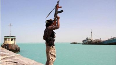 الحوثيون يعلنون استهداف سفينة إسرائيلية في خليج عدن بالصواريخ