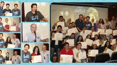 محمد رياض يمنح شهادات مشاركة لخريجي ورشة ”الإخراج المسرحي” في مهرجان المسرح المصري