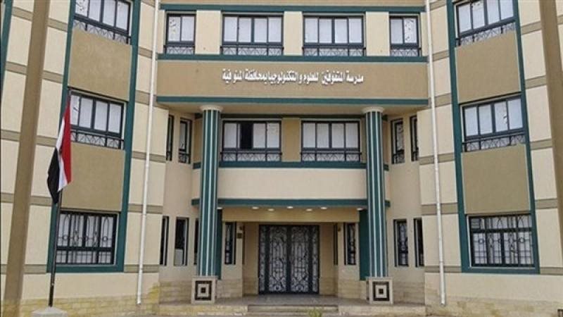 مدرسة المتفوقين بعين