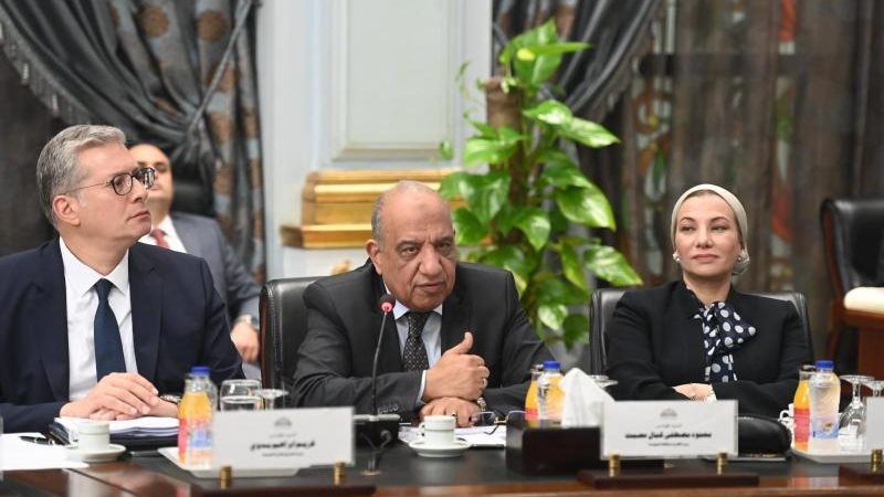 وزير الكهرباء يعرض