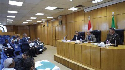 محافظ المنيا يستمع لشكاوى المواطنين ويستجيب لطلبات عاجلة