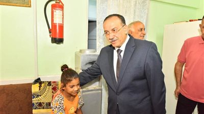 محافظ أسيوط يتفقد دور الرعاية ويوجه بتحسين الخدمات ولفتة إنسانية خلال حملة إشغالات