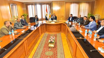 محافظ أسيوط يلتقى أعضاء اللجنة النقابية ومراسلي الصحف بالمحافظة