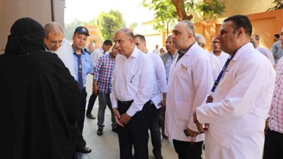 محافظ المنيا يحيل موظفين للتحقيق وينهي إجراءات صرف الألبان المدعمة