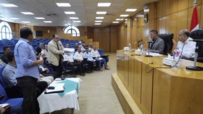 محافظ المنيا يعقد اجتماعاً لمتابعة مستجدات التصالح وتقييم أداء المراكز التكنولوجية