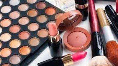 ما هي خطورة استعمال مستحضرات التجميل غير صالحة للبشرة