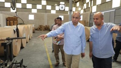 محافظ المنيا يتفقد المصانع ويؤكد: دعم غير محدود ومساندة شاملة للمستثمر الجاد
