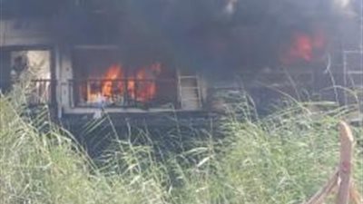 الحماية المدنية تحاول السيطرة على حريق مركب بكورنيش النيل في حلوان