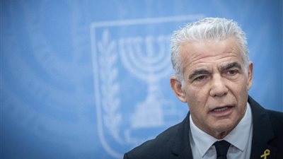 يائير لابيد: لن نتخلى عن المحتجزين وأدعو للانضمام إلى مظاهرة في تل أبيب
