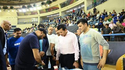 بعد صدمة رفعت.. وزير الرياضة يعد بتوفير أجهزة طبية متطورة فى الملاعب المصرية