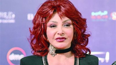 نبيلة عبيد تستمتع بمسرحية حاجة تخوف وتثنى على المواهب الشابة