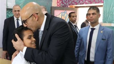 قبل رأس طالب.. كواليس جولة وزير التعليم بمدارس بني سويف