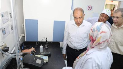 محافظ المنيا يتفقد تجديد محطة مياه ”سلطانة” بشرق النيل
