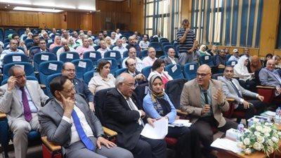 محافظ القليوبية يناقش التصالح ومشروعات حياة كريمة ويلتقي بوفد من نادي بنها الرياضي