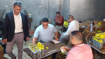 ضبط مصنع غير مرخص لتعبئة الشاي بمواد مجهولة المصدر
