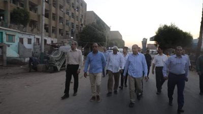 محافظ المنيا يجري جولة تفقدية فجراً ويأمر بتكثيف حملات النظافة