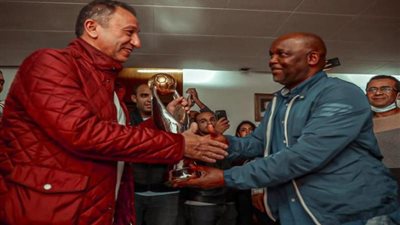 موسيماني يوجه دعوة لـ الخطيب لحضور حفل الدكتوراه.. ورئيس الأهلي يرد