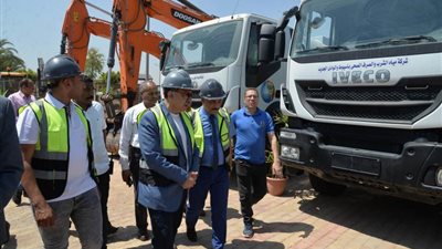 محافظ أسيوط يشهد اصطفاف معدات شركة مياه الشرب وتنفيذ محاكاة لتجارب عملية