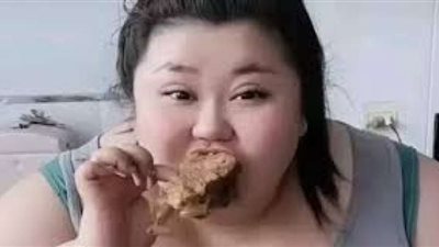 بعد شهرتها بتناول الطعام وفاة مدونة الطعام الصينية أثناء بث مباشر