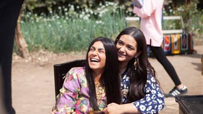 منة فضالي وملك أحمد زاهر يشاركان في مسلسل ”أزمة ثقة”