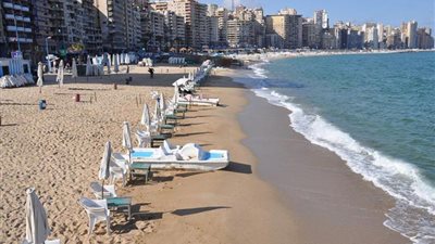 شواطئ الاسكندرية ترفع الرايات الخضراء والصفراء.. فما معناها؟