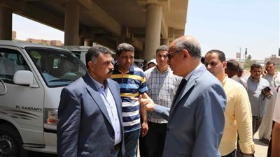 محافظ المنيا يتفقد مواقف السيارات ويشدد على الالتزام بالتعريفة الجديدة