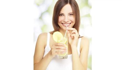 اعرف الصح .. فوائد شرب ماء الليمون والكركم في إنقاص الوزن