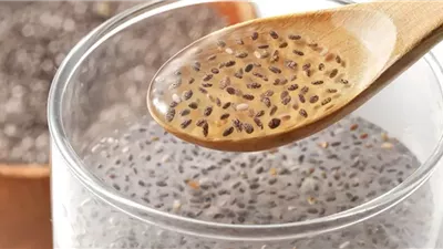 تحسين عملية الهضم وفقدان الوزن.. فوائد لا تعرفها عن بذور الشيا والماء