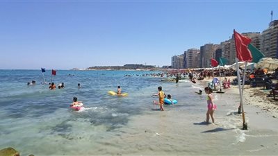 القصة الكاملة لـ غلق شواطئ العجمي بـ الإسكندرية ورفع الرايات الحمراء