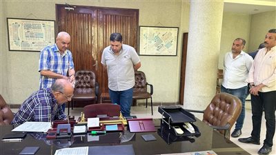 جولة مفاجئة لوزير الكهرباء داخل قطاع شبكات المدن بالعاشر من رمضان